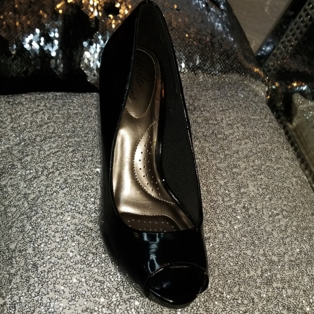 Shoes - Picture 4 of 6